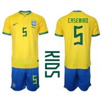 Camisa de Futebol Brasil Casemiro #5 Equipamento Principal Infantil Mundo 2022 Manga Curta (+ Calças curtas)